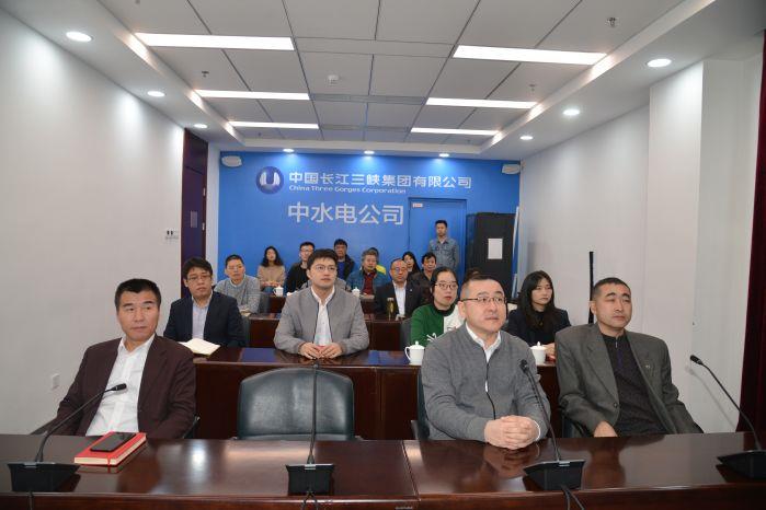 9.中水電公司員工觀看工作會實(shí)況的照向嫵思拍攝