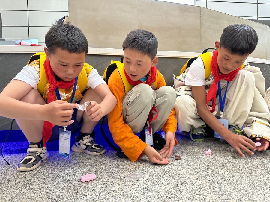 “三峽娃娃”認(rèn)真地制作“美食”。黃欣拍攝 “三峽娃娃”認(rèn)真地制作“美食”。黃欣拍攝