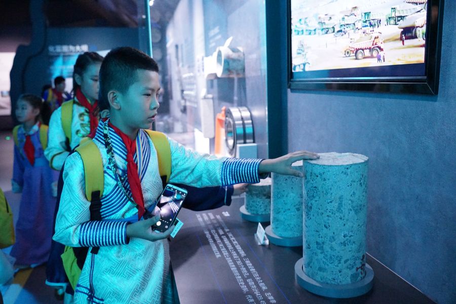 “三峽娃娃”觸摸巖芯。（攝影：秦鈴萌）